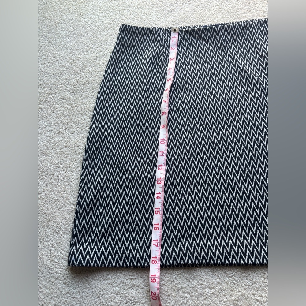 Ann Taylor Black & White Chevron Wool Blend Skirt - Size 10 - Picture 3 of 4